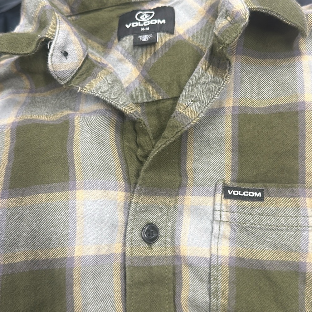 Men’s medium green and gray plaid Volcom long sleeve Caden flannel